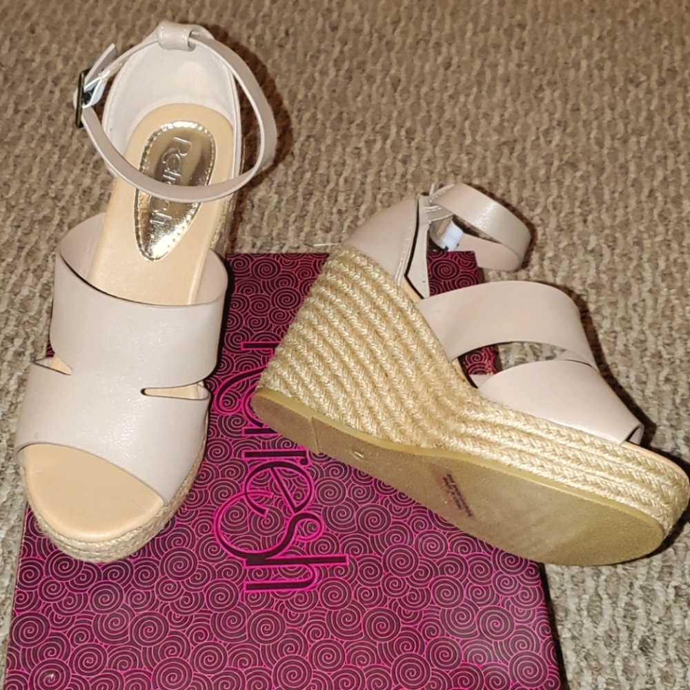 NIB REFRESH Vegan Leather 7 Taupe Wedges